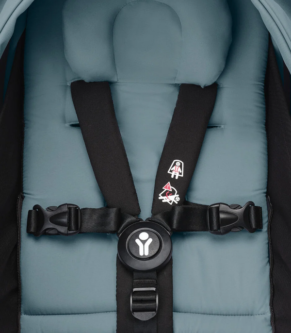 Ninho STOKKE YOYO³ para recém-nascidos, com colchão reforçado de 2,5 cm, arnês de 5 pontos, capota impermeável com proteção UPF 50+, homologado para cabine de avião e compatível com o carrinho STOKKE YOYO³.