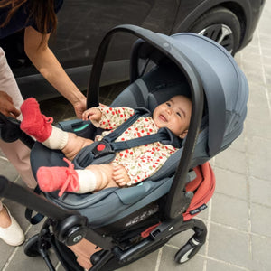 Adaptadores Stokke YOYO⁵ para instalação de cadeira auto de bebé no carrinho, compatíveis com mais de 20 modelos e ideais para transições rápidas entre automóvel e carrinho.