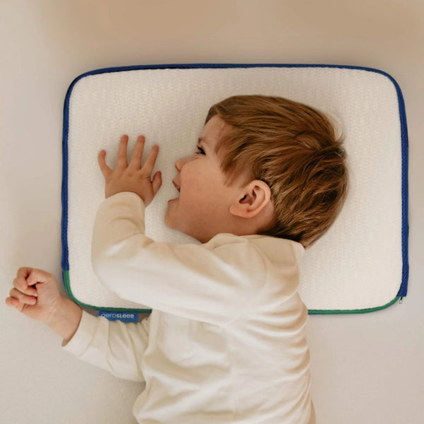 Almofada Média Infantil AeroSleep 35 × 50 cm, com tecnologia respirável 3D, núcleo de espuma fria, altura ajustável e capa amovível lavável.