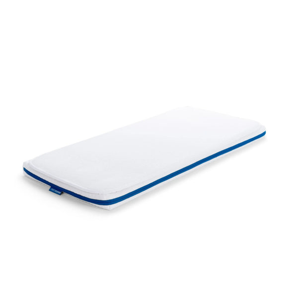Colchão AeroSleep Evolution 50 × 80 cm com núcleo de espuma híbrida firme e resguardo impermeável respirável 3D incluído para berço de bebé.