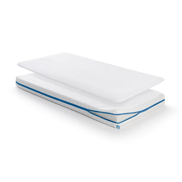 Colchão AeroSleep Evolution 60 × 120 cm com núcleo de espuma híbrida firme e resguardo impermeável respirável 3D incluído para berço de bebé.