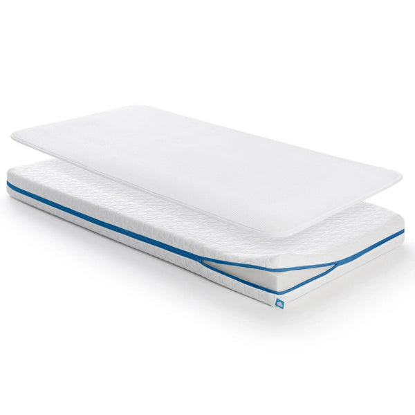 Colchão AeroSleep Evolution 70 × 140 cm com núcleo de espuma híbrida firme e resguardo impermeável respirável 3D incluído para berço de bebé.