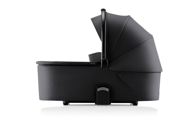 Alcofa BRITAX RÖMER RIO com posição totalmente deitada, colchão macio, capota XL com proteção solar UPF 50+, janelas de ventilação em malha e cobre-pés incluído para recém-nascidos. Carbon Black