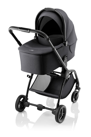 Alcofa BRITAX RÖMER RIO com posição totalmente deitada, colchão macio, capota XL com proteção solar UPF 50+, janelas de ventilação em malha e cobre-pés incluído para recém-nascidos.