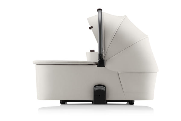 Alcofa BRITAX RÖMER RIO com posição totalmente deitada, colchão macio, capota XL com proteção solar UPF 50+, janelas de ventilação em malha e cobre-pés incluído para recém-nascidos. Soft Taupe