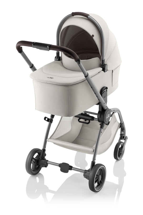 Alcofa BRITAX RÖMER RIO com posição totalmente deitada, colchão macio, capota XL com proteção solar UPF 50+, janelas de ventilação em malha e cobre-pés incluído para recém-nascidos. Soft Taupe