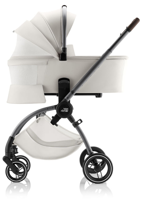 Alcofa BRITAX RÖMER RIO com posição totalmente deitada, colchão macio, capota XL com proteção solar UPF 50+, janelas de ventilação em malha e cobre-pés incluído para recém-nascidos. Soft Taupe