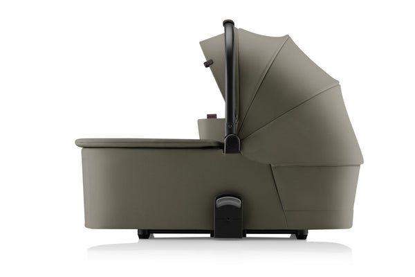 Alcofa BRITAX RÖMER RIO com posição totalmente deitada, colchão macio, capota XL com proteção solar UPF 50+, janelas de ventilação em malha e cobre-pés incluído para recém-nascidos. Urban Olive