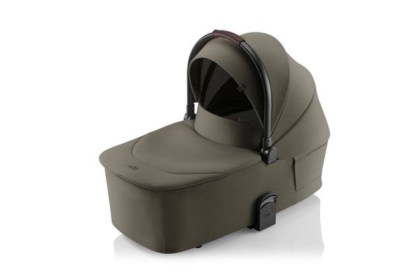 BRITAX RÖMER RIO STYLE TRIO com carrinho leve e reversível, Alcofa Rio com colchão macio, ventilação e capota UPF 50+, e cadeira auto Baby-Safe Pro com tecnologia Ergo Recline para utilização desde o nascimento.