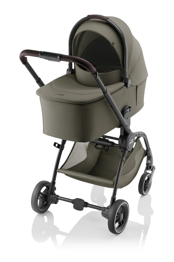 Alcofa BRITAX RÖMER RIO com posição totalmente deitada, colchão macio, capota XL com proteção solar UPF 50+, janelas de ventilação em malha e cobre-pés incluído para recém-nascidos. Urban Olive
