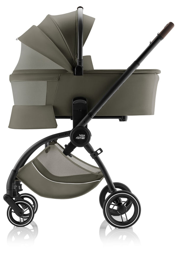 Alcofa BRITAX RÖMER RIO com posição totalmente deitada, colchão macio, capota XL com proteção solar UPF 50+, janelas de ventilação em malha e cobre-pés incluído para recém-nascidos. Urban Olive