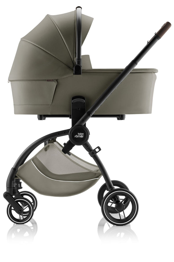 Alcofa BRITAX RÖMER RIO com posição totalmente deitada, colchão macio, capota XL com proteção solar UPF 50+, janelas de ventilação em malha e cobre-pés incluído para recém-nascidos. Urban Olive