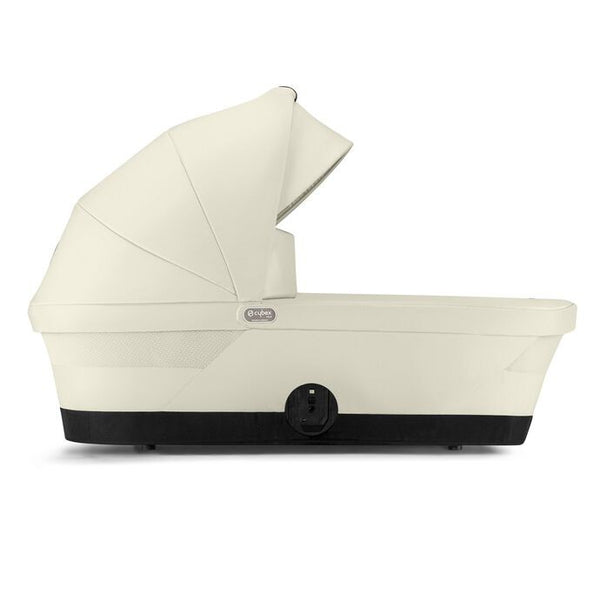 Alcofa CYBEX GAZELLE S compatível com os carrinhos Gazelle S e e-Gazelle S, com colchão em espuma macia, interior espaçoso, pega de transporte e capota solar XXL com proteção UPF 50+ para bebés desde o nascimento até aos 9 kg. Seashell Beige