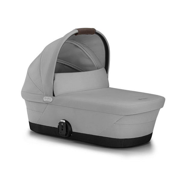 Alcofa CYBEX GAZELLE S compatível com os carrinhos Gazelle S e e-Gazelle S, com colchão em espuma macia, interior espaçoso, pega de transporte e capota solar XXL com proteção UPF 50+ para bebés desde o nascimento até aos 9 kg. Stone Grey