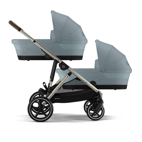 Alcofa CYBEX GAZELLE S compatível com os carrinhos Gazelle S e e-Gazelle S, com colchão em espuma macia, interior espaçoso, pega de transporte e capota solar XXL com proteção UPF 50+ para bebés desde o nascimento até aos 9 kg. Stormy Blue