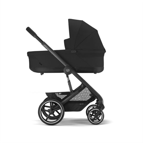 Alcofa CYBEX S LUX compatível com os carrinhos Balios S Lux e Talos S Lux, com colchão em espuma macia, capota solar XXL UPF 50+, ventilação integrada e pega de transporte para bebés desde o nascimento até aos 9 kg. Moon Black