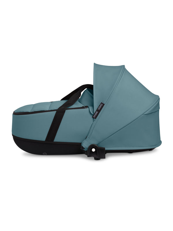 Alcofa STOKKE YOYO³ ultra leve e compacta, com colchão respirável, capota ventilada, cobre-pés, tecido impermeável com proteção UPF 50+ e compatível com o carrinho STOKKE YOYO³ para bebés desde o nascimento até aos 9 kg. Aqua