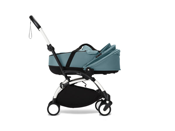 Alcofa STOKKE YOYO³ ultra leve e compacta, com colchão respirável, capota ventilada, cobre-pés, tecido impermeável com proteção UPF 50+ e compatível com o carrinho STOKKE YOYO³ para bebés desde o nascimento até aos 9 kg. Aqua