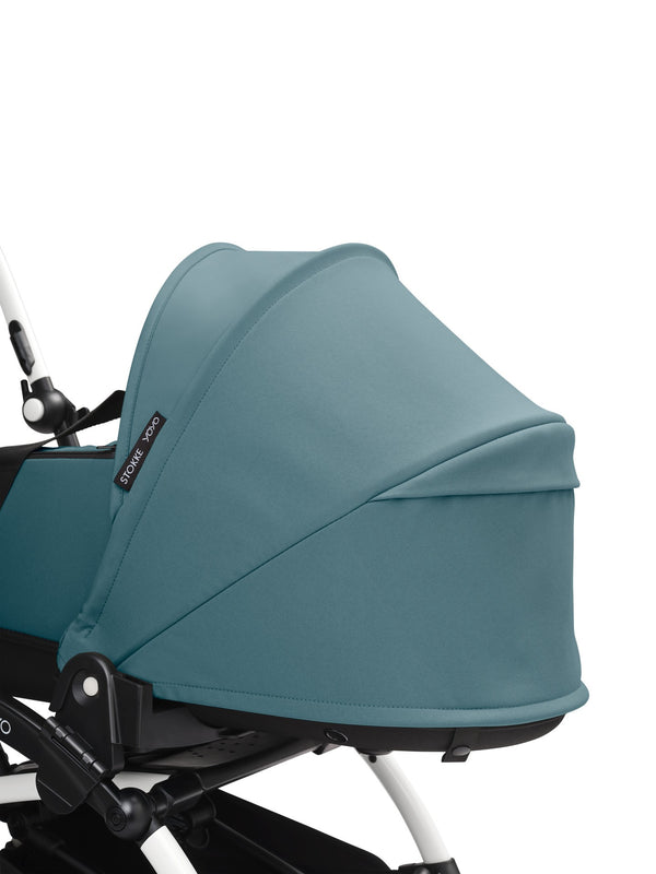 Alcofa STOKKE YOYO³ ultra leve e compacta, com colchão respirável, capota ventilada, cobre-pés, tecido impermeável com proteção UPF 50+ e compatível com o carrinho STOKKE YOYO³ para bebés desde o nascimento até aos 9 kg. Aqua