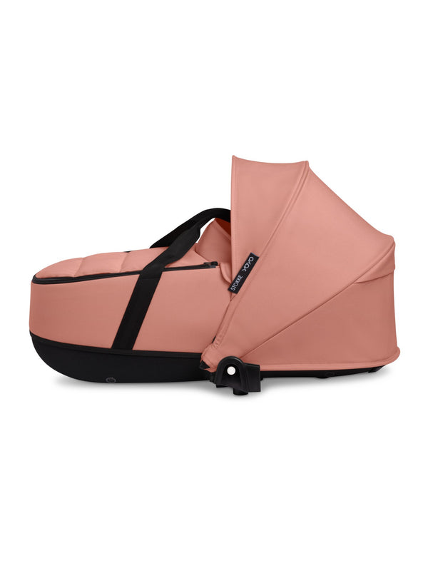 Alcofa STOKKE YOYO³ ultra leve e compacta, com colchão respirável, capota ventilada, cobre-pés, tecido impermeável com proteção UPF 50+ e compatível com o carrinho STOKKE YOYO³ para bebés desde o nascimento até aos 9 kg. Ginger