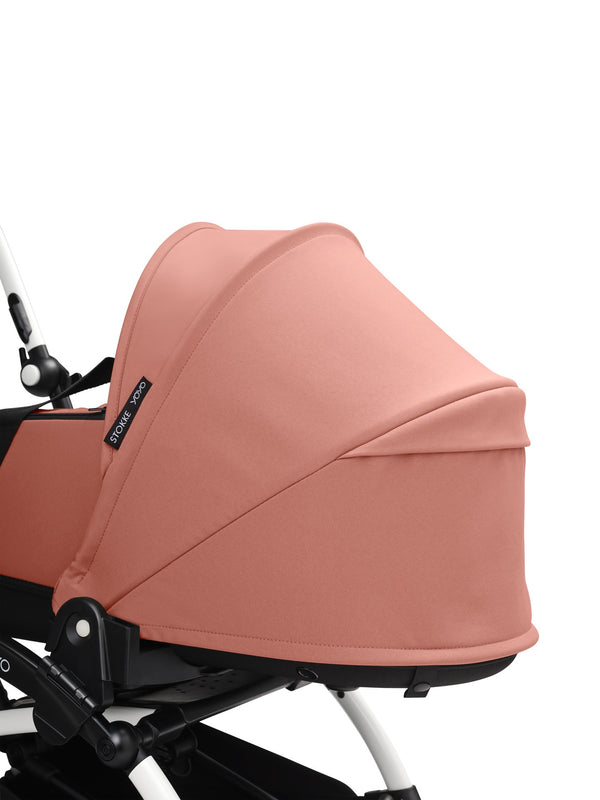 Alcofa STOKKE YOYO³ ultra leve e compacta, com colchão respirável, capota ventilada, cobre-pés, tecido impermeável com proteção UPF 50+ e compatível com o carrinho STOKKE YOYO³ para bebés desde o nascimento até aos 9 kg. Ginger