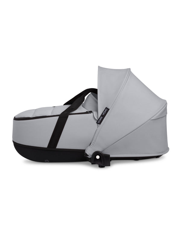 Alcofa STOKKE YOYO³ ultra leve e compacta, com colchão respirável, capota ventilada, cobre-pés, tecido impermeável com proteção UPF 50+ e compatível com o carrinho STOKKE YOYO³ para bebés desde o nascimento até aos 9 kg. Stone