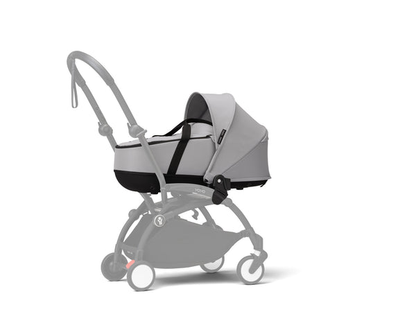 Alcofa STOKKE YOYO³ ultra leve e compacta, com colchão respirável, capota ventilada, cobre-pés, tecido impermeável com proteção UPF 50+ e compatível com o carrinho STOKKE YOYO³ para bebés desde o nascimento até aos 9 kg. Stone