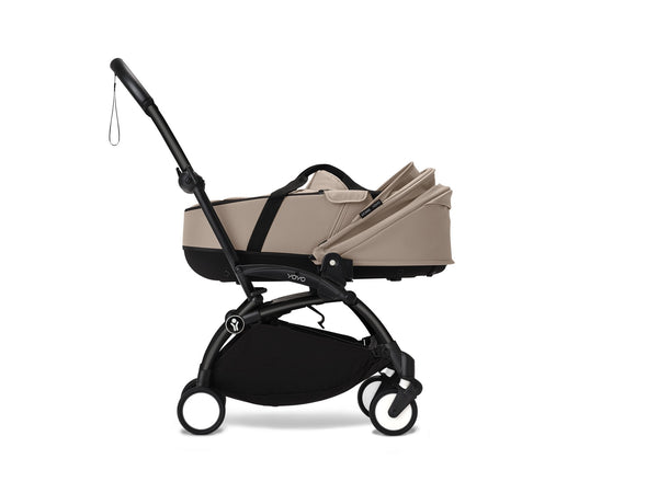 Alcofa STOKKE YOYO³ ultra leve e compacta, com colchão respirável, capota ventilada, cobre-pés, tecido impermeável com proteção UPF 50+ e compatível com o carrinho STOKKE YOYO³ para bebés desde o nascimento até aos 9 kg. Taupe
