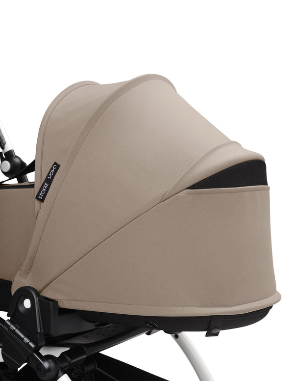 Alcofa STOKKE YOYO³ ultra leve e compacta, com colchão respirável, capota ventilada, cobre-pés, tecido impermeável com proteção UPF 50+ e compatível com o carrinho STOKKE YOYO³ para bebés desde o nascimento até aos 9 kg. Taupe
