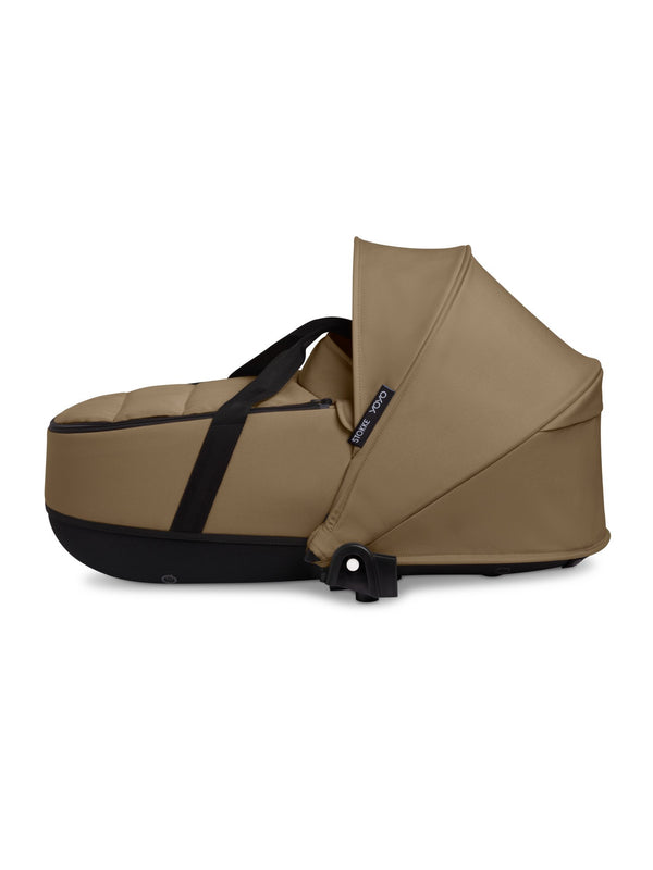 Alcofa STOKKE YOYO³ ultra leve e compacta, com colchão respirável, capota ventilada, cobre-pés, tecido impermeável com proteção UPF 50+ e compatível com o carrinho STOKKE YOYO³ para bebés desde o nascimento até aos 9 kg. Toffee
