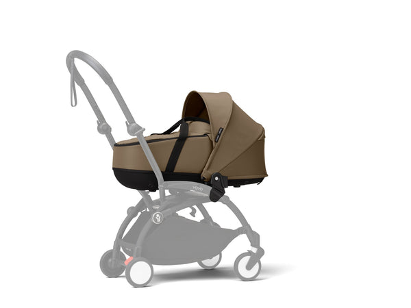 Alcofa STOKKE YOYO³ ultra leve e compacta, com colchão respirável, capota ventilada, cobre-pés, tecido impermeável com proteção UPF 50+ e compatível com o carrinho STOKKE YOYO³ para bebés desde o nascimento até aos 9 kg. Toffee