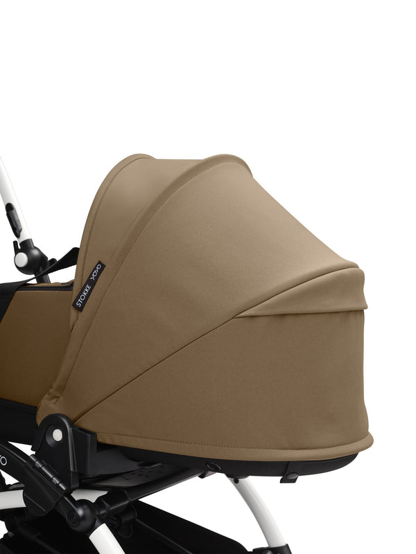 Alcofa STOKKE YOYO³ ultra leve e compacta, com colchão respirável, capota ventilada, cobre-pés, tecido impermeável com proteção UPF 50+ e compatível com o carrinho STOKKE YOYO³ para bebés desde o nascimento até aos 9 kg. Toffee