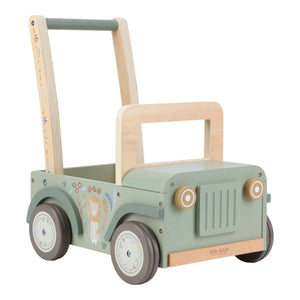 Andarilho Safari Little Dutch em madeira verde com rodas de borracha e espaço para transportar bonecas, peluches e brinquedos.