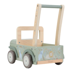 Andarilho Safari Little Dutch em madeira verde com rodas de borracha e espaço para transportar bonecas, peluches e brinquedos.