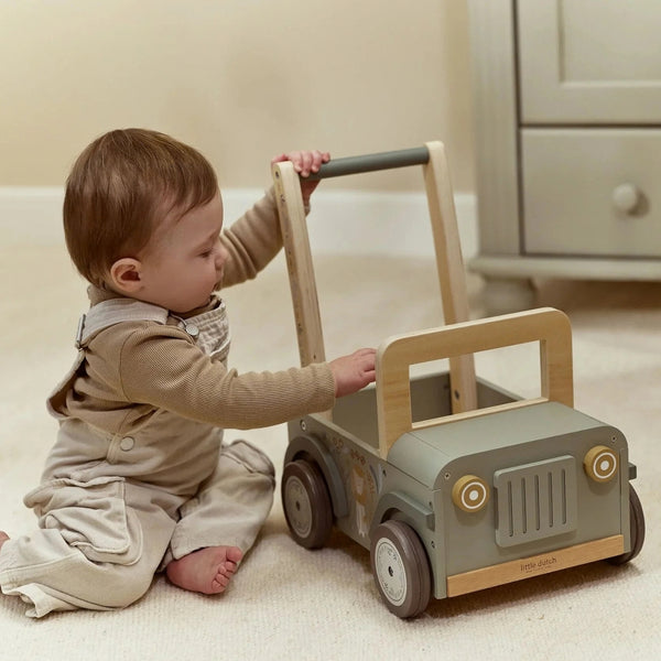 Andarilho Safari Little Dutch em madeira verde com rodas de borracha e espaço para transportar bonecas, peluches e brinquedos.