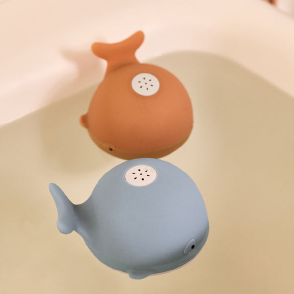 Baleia Sprinkler infantil para o banho com spray ativado pelo contacto com a água, exterior em silicone e design totalmente impermeável.
