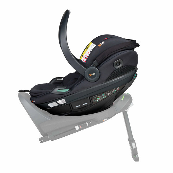 Cadeira auto MAXI-COSI Coral Slide Pro i-Size ultraleve com apenas 2,5 kg, posição totalmente reclinada, três níveis de reclinação, capota extragrande, tecidos ECO Care e compatível com a Base FamilyFix Slide Pro para bebés dos 0 aos 13 kg. Black Soft Breeze