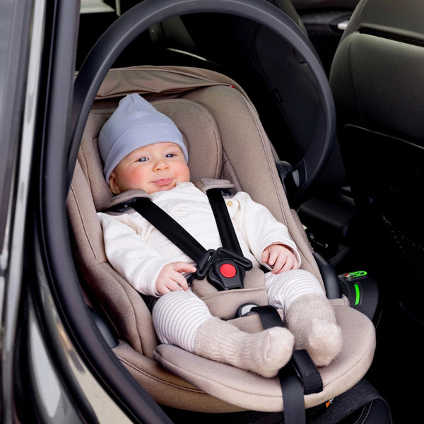 Cadeira auto MAXI-COSI Coral Slide Pro i-Size ultraleve com apenas 2,5 kg, posição totalmente reclinada, três níveis de reclinação, capota extragrande, tecidos ECO Care e compatível com a Base FamilyFix Slide Pro para bebés dos 0 aos 13 kg. Dark Soft Breeze