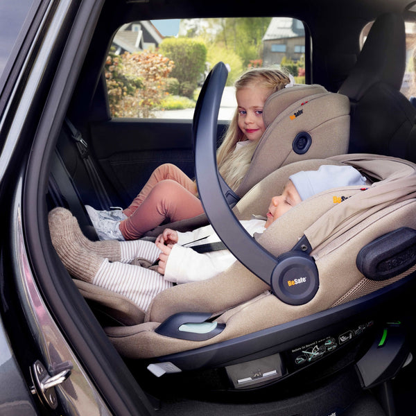 Cadeira auto MAXI-COSI Coral Slide Pro i-Size ultraleve com apenas 2,5 kg, posição totalmente reclinada, três níveis de reclinação, capota extragrande, tecidos ECO Care e compatível com a Base FamilyFix Slide Pro para bebés dos 0 aos 13 kg. Dark Soft Breeze