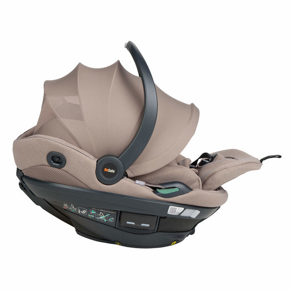 Cadeira auto MAXI-COSI Coral Slide Pro i-Size ultraleve com apenas 2,5 kg, posição totalmente reclinada, três níveis de reclinação, capota extragrande, tecidos ECO Care e compatível com a Base FamilyFix Slide Pro para bebés dos 0 aos 13 kg. Dark Soft Breeze