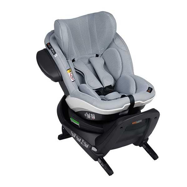 Cadeira auto BeSafe iZi Turn M i-Size com rotação de 360°, sistema de segurança digital integrado, base ISOFIX, almofadas Two-Fit Cushion™ e utilização dos 61 aos 105 cm, permitindo viajar em contra ou a favor da marcha. Peak Mesh