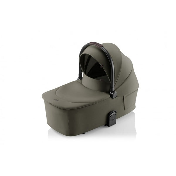 BRITAX RÖMER RIO LUX + ALCOFA com carrinho leve e compacto Rio Lux, alcofa ergonómica com colchão acolchoado, capota UPF 50+ e adaptadores incluídos. Sistema de passeio desde o nascimento até aos 22 kg. Urban Olive