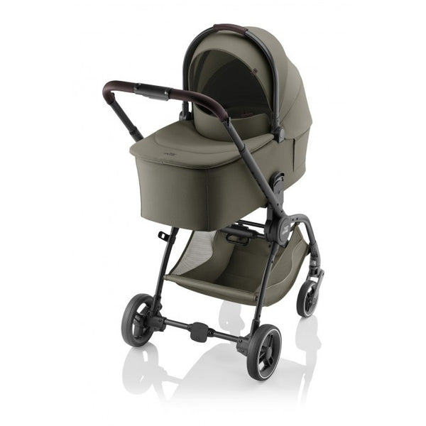 BRITAX RÖMER RIO LUX + ALCOFA com carrinho leve e compacto Rio Lux, alcofa ergonómica com colchão acolchoado, capota UPF 50+ e adaptadores incluídos. Sistema de passeio desde o nascimento até aos 22 kg. Urban Olive