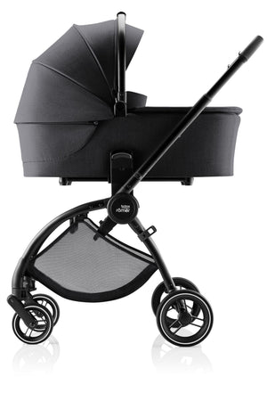 BRITAX RÖMER RIO STYLE TRIO com carrinho leve e compacto Rio Style, alcofa ergonómica com colchão acolchoado e cadeira auto Baby-Safe Pro com tecnologia Ergo Recline. Sistema de viagem completo desde o nascimento até aos 22 kg. Carbon Black