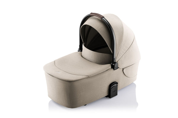 BRITAX RÖMER RIO STYLE TRIO + BASE com carrinho Rio Style, alcofa Rio, cadeira auto Baby-Safe Pro com tecnologia Ergo Recline e base ISOFIX Vario 5Z com rotação de 180°. Sistema de viagem completo desde o nascimento até aos 22 kg. Teak