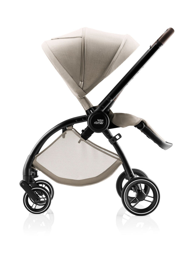 BRITAX RÖMER RIO STYLE TRIO + BASE com carrinho Rio Style, alcofa Rio, cadeira auto Baby-Safe Pro com tecnologia Ergo Recline e base ISOFIX Vario 5Z com rotação de 180°. Sistema de viagem completo desde o nascimento até aos 22 kg. Teak