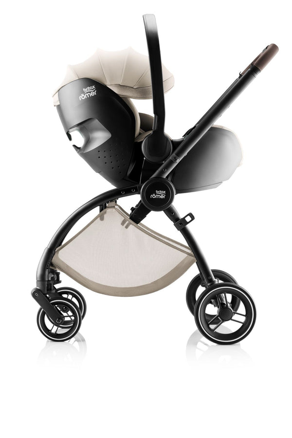 BRITAX RÖMER RIO STYLE TRIO + BASE com carrinho Rio Style, alcofa Rio, cadeira auto Baby-Safe Pro com tecnologia Ergo Recline e base ISOFIX Vario 5Z com rotação de 180°. Sistema de viagem completo desde o nascimento até aos 22 kg. Teak