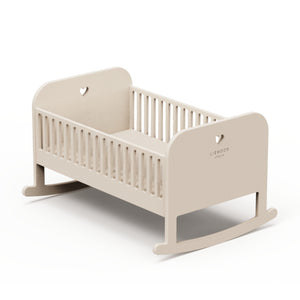 Cama de Bonecas Hennie em madeira com função de baloiço, indicada para bonecas e peluches e para brincadeiras de faz de conta.