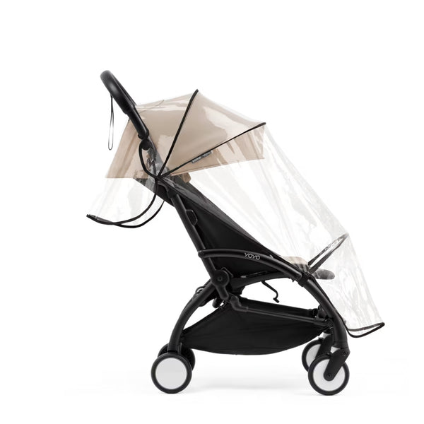 Capa de Chuva para Assento Stokke YOYO⁵ transparente e leve, com 4 pontos de fixação e cobertura envolvente para proteger a criança da chuva.