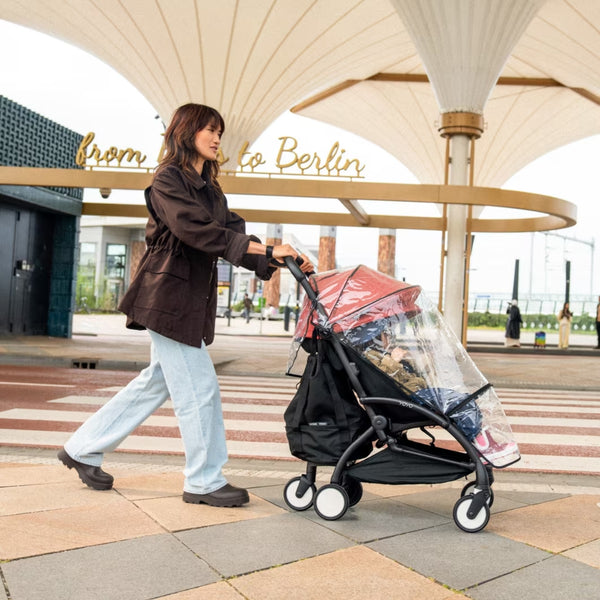 Capa de Chuva para Assento Stokke YOYO⁵ transparente e leve, com 4 pontos de fixação e cobertura envolvente para proteger a criança da chuva.